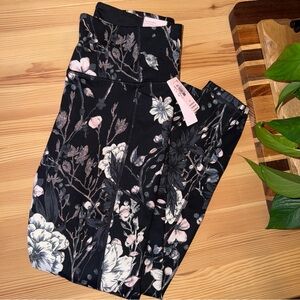 NWT Victoria’s Secret Incredible Essential 7/8 Length Black Lois Floral Leggings